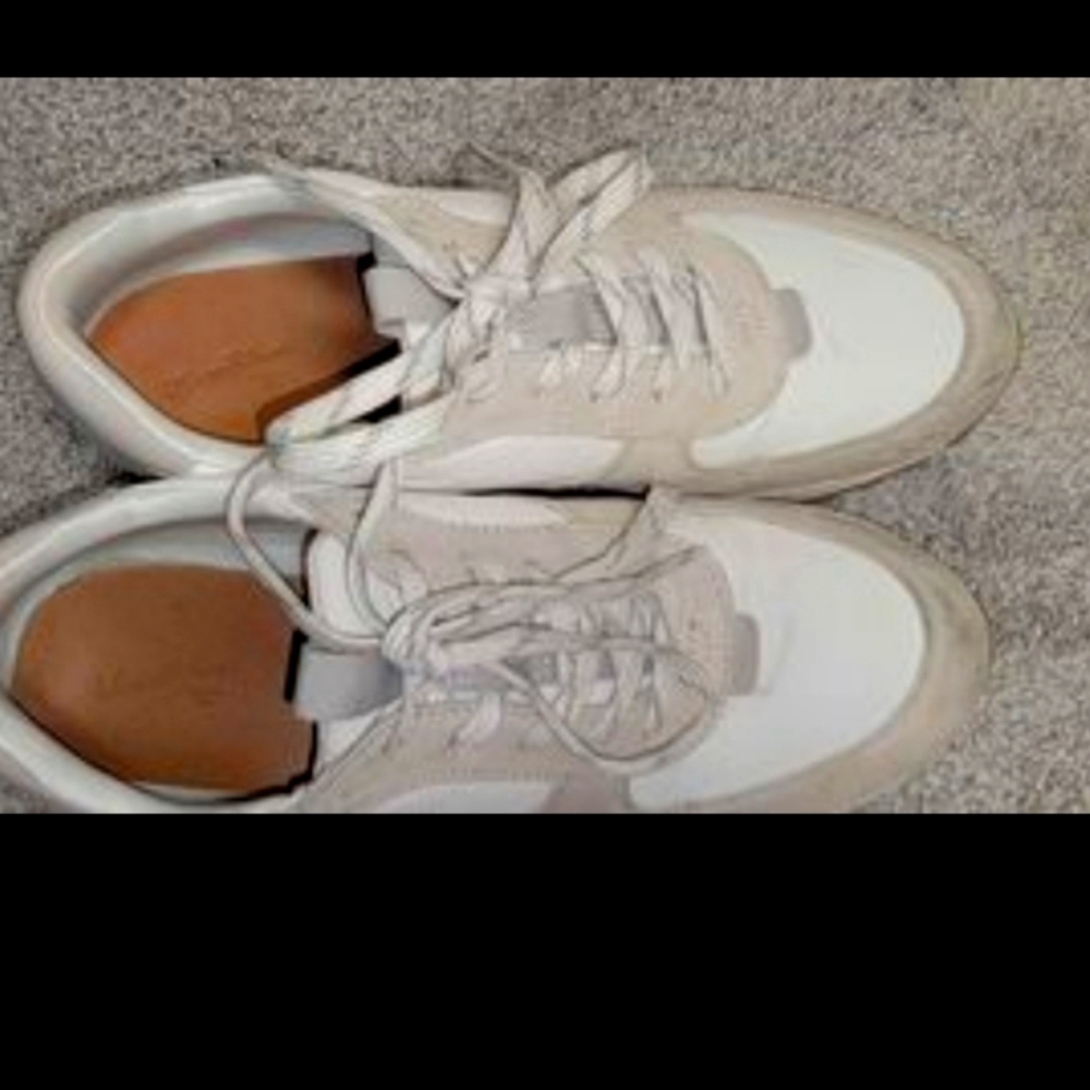 Sneakers size 9
